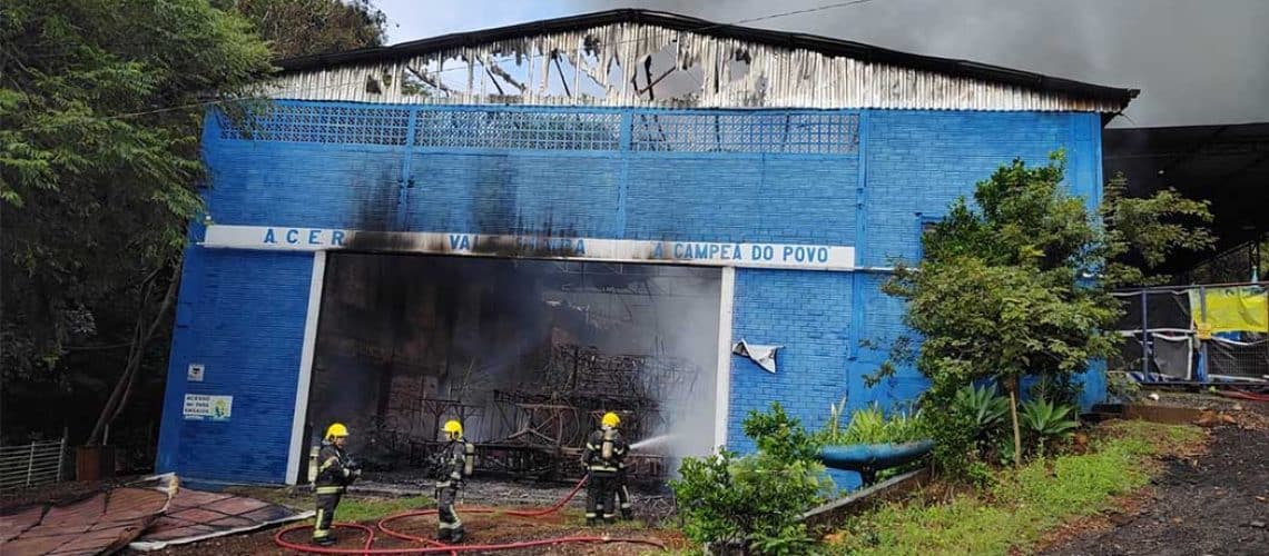 Incêndio destrói barracão da Vale Samba, campeã do Carnaval de Joaçaba 2025/Foto: Evandro Novak-TV Bom Dia SC