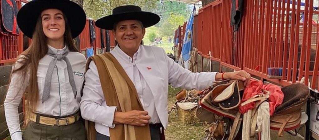 Tradição que cruza fronteiras: Mulheres do Brasil e Chile brilham no Rodeio dos Praianos Tradição que cruza fronteiras: Mulheres do Brasil e Chile brilham no Rodeio dos Praianos