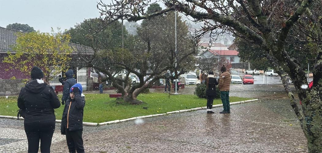 Primeira neve do ano é registrada em SC foi nesta quinta-feira (29)