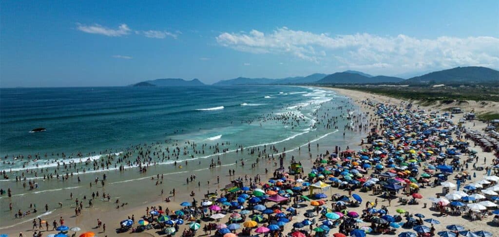 Turismo em Santa Catarina registra 2º maior crescimento do país no verão 2025