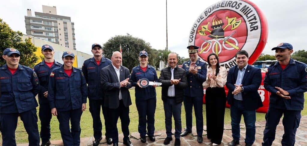 Jorginho Mello entrega novas ambulâncias ao CBMSC Jorginho Mello entrega novas ambulâncias ao CBMSC