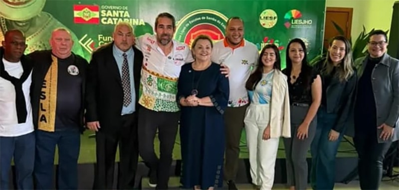 Vale-Samba recebe apoio após incêndio que destruiu seu barracão