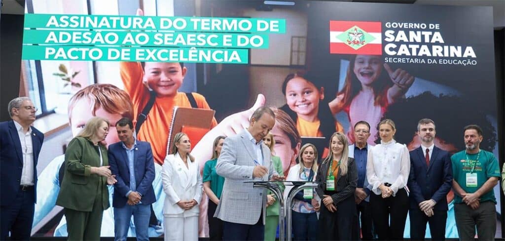 Governo de SC firma Pacto de Excelência pela Educação Pública com municípios