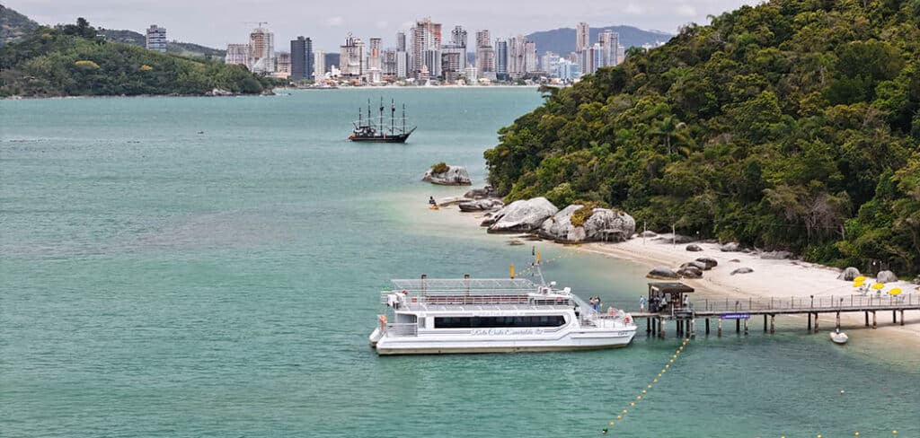 Passeios no Catamarã Rota Costa Esmeralda começam nesta sexta (28)