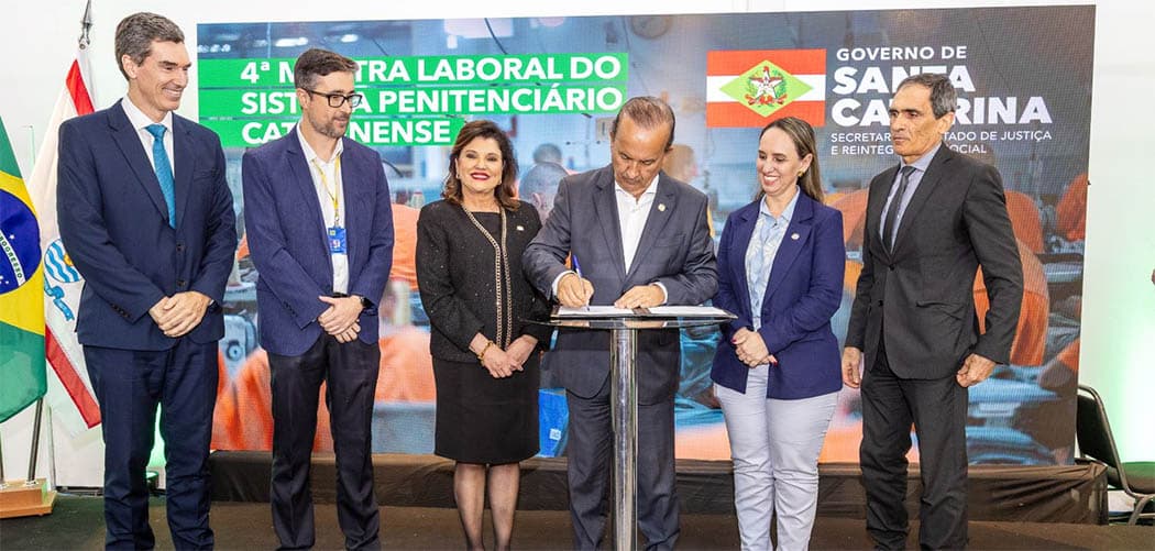 Jorginho Mello assina criação de conta pecúlio durante visita à Mostra Laboral do sistema prisional de SC