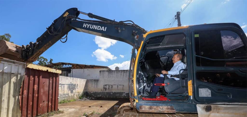 Jorginho Mello dá início à demolição do Complexo Penitenciário da Agrônomica, em Florianópolis Jorginho Mello dá início à demolição do Complexo Penitenciário da Agrônomica, em Florianópolis