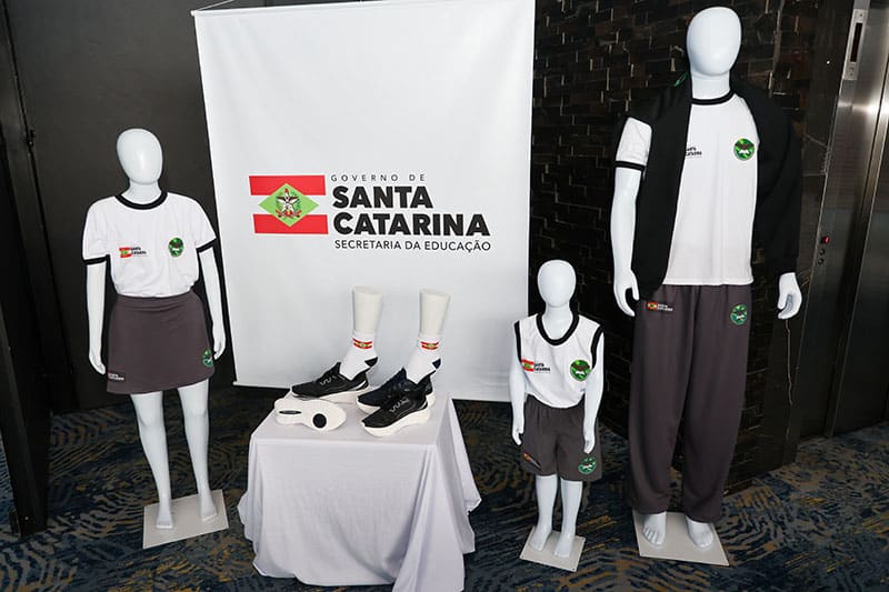 Governo de SC irá distribuir uniformes escolares para todos os estudantes da rede estadual para o ano letivo de 2026