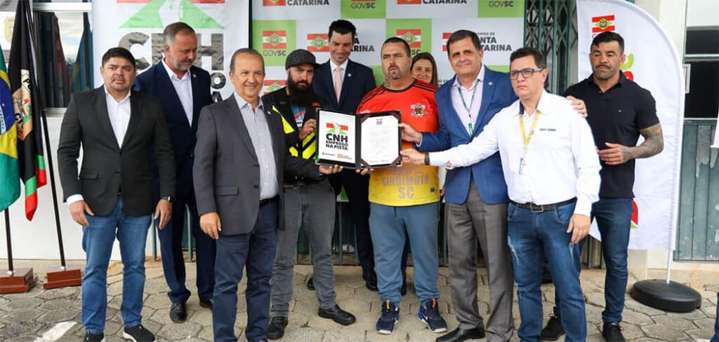 CNH Emprego na Pista oferece mais de 17 mil vagas para habilitação gratuita em SC CNH Emprego na Pista oferece mais de 17 mil vagas para habilitação gratuita em SC