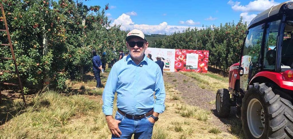 Jornalistas da ABRAJET conhecem o processo produtivo da maçã na Fischer, em Fraiburgo