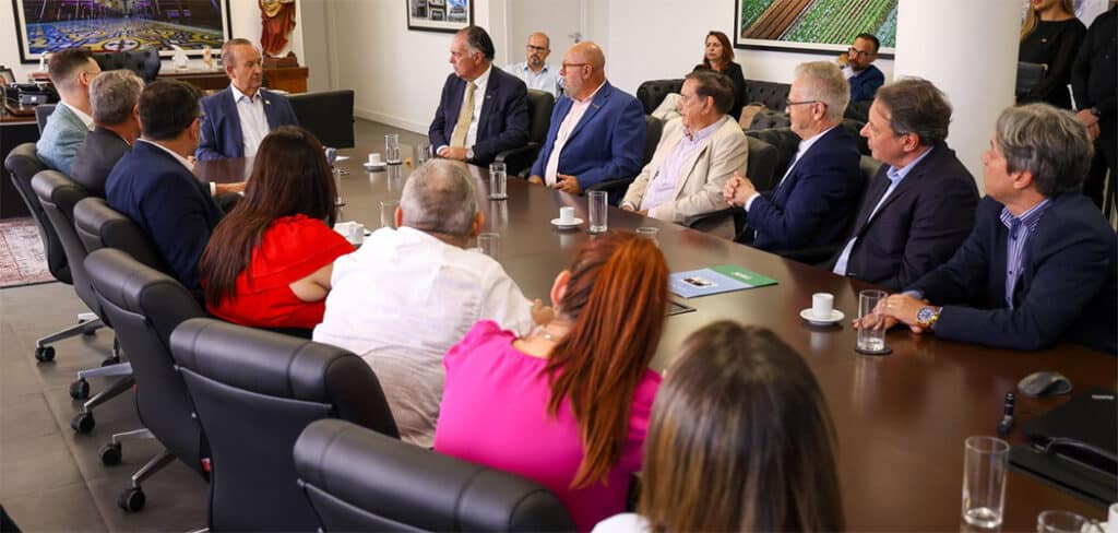 Governador Jorginho Mello recebe acordo sobre o piso salarial para o trabalhador catarinense e encaminha projeto para Alesc