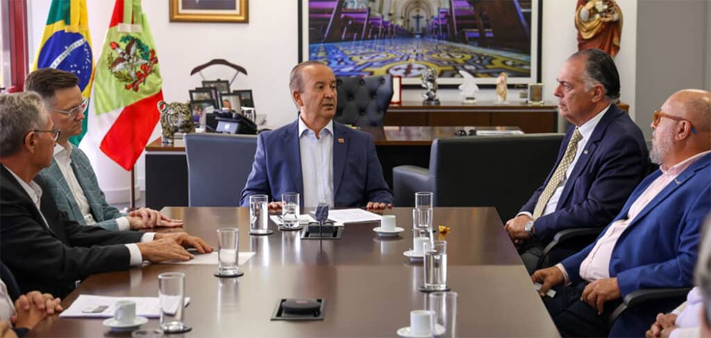 Governador Jorginho Mello recebe acordo sobre o piso salarial para o trabalhador catarinense e encaminha projeto para Alesc Governador Jorginho Mello recebe acordo sobre o piso salarial para o trabalhador catarinense e encaminha projeto para Alesc