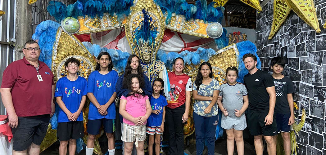 Crianças do SCFV visitam barracão da Escola de Samba Acadêmicos do Grande Vale