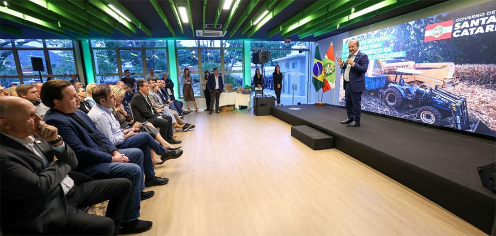 Governo de SC amplia investimentos no agro com entrega de equipamentos, novos programas e apoio à agricultura familiar 