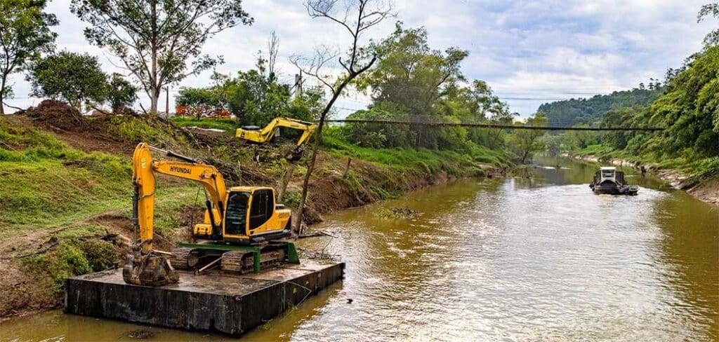 SC investe mais de R$ 227 milhões na limpeza de mais de 350 km de rios SC investe mais de R$ 227 milhões na limpeza de mais de 350 km de rios