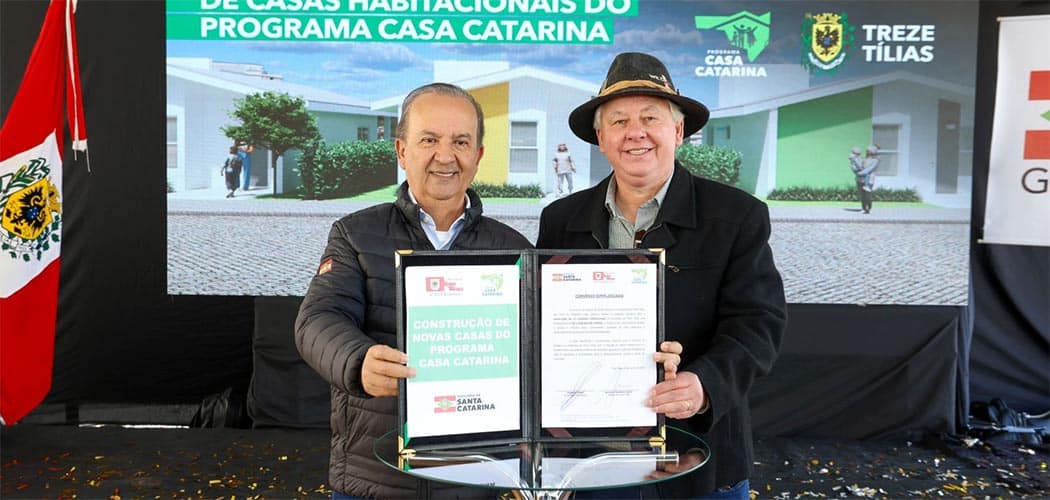 Em Treze Tílias, governador assina convênio do Programa Casa Catarina