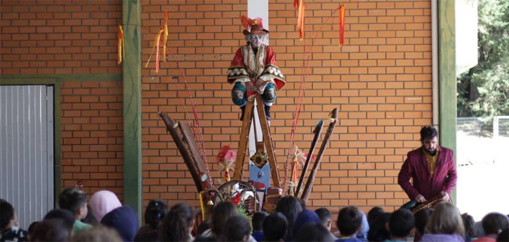 Espetáculo “O Moinho dos Sonhos” leva teatro popular e cultura do interior para comunidade rural de Joaçaba Espetáculo “O Moinho dos Sonhos” leva teatro popular e cultura do interior para comunidade rural de Joaçaba
