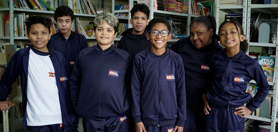 Governo de Santa Catarina entrega uniformes de inverno aos estudantes da rede estadual