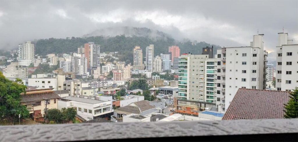 Frente fria traz temporais e provoca queda de temperatura em Santa Catarina
