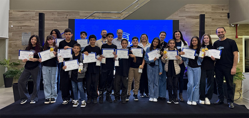 Alunos da Rede Municipal concluem 7ª turma do Cybermaker e apresentam projetos com foco em inovação e inteligência artificial