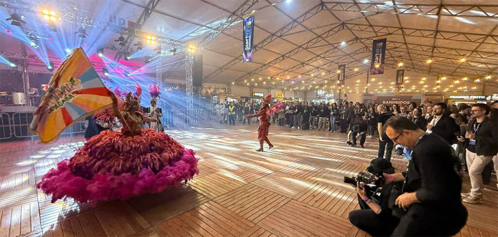 Carnaval de Joaçaba brilha na abertura do Startup Summit e encanta público de 10 mil pessoas