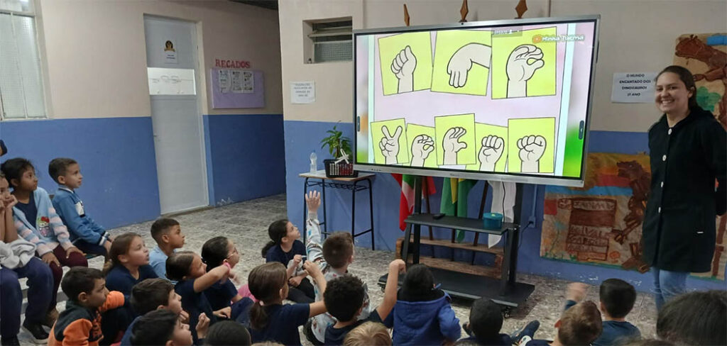 Escola Nossa Senhora de Lourdes promove atividades de Libras e valorização da Comunidade Surda em Joaçaba