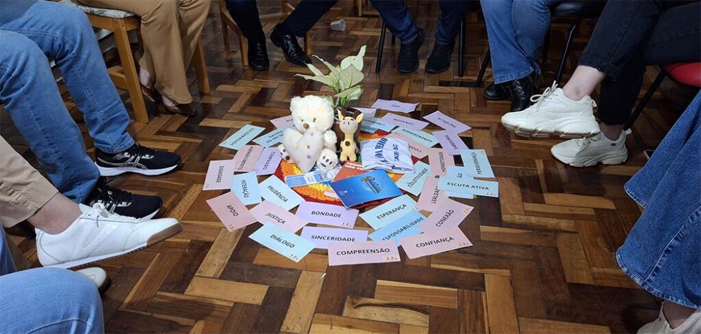 Escola Restaurativa promove círculos de construção de paz em escolas do Oeste