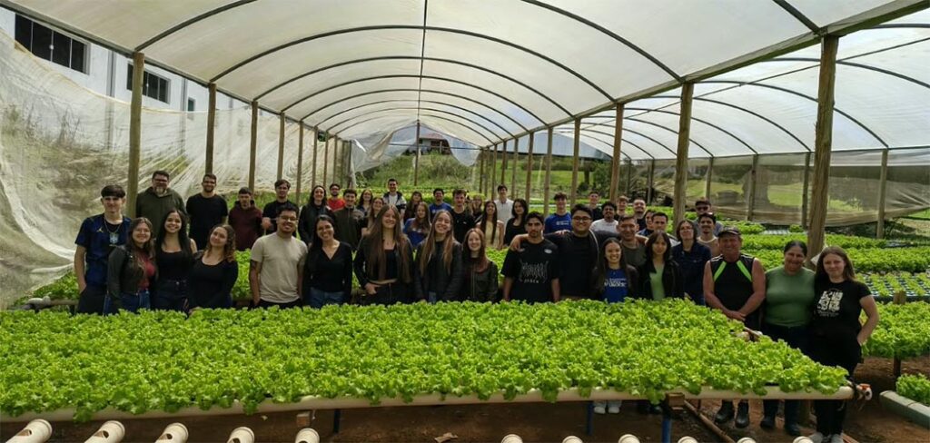 Gatelli Verduras recebe alunos da Unoesc Videira para visita técnica sobre hidroponia em Treze Tílias