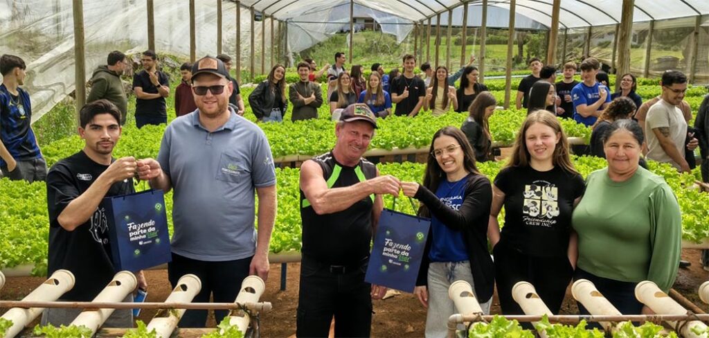 Gatelli Verduras recebe alunos da Unoesc Videira para visita técnica sobre hidroponia em Treze Tílias