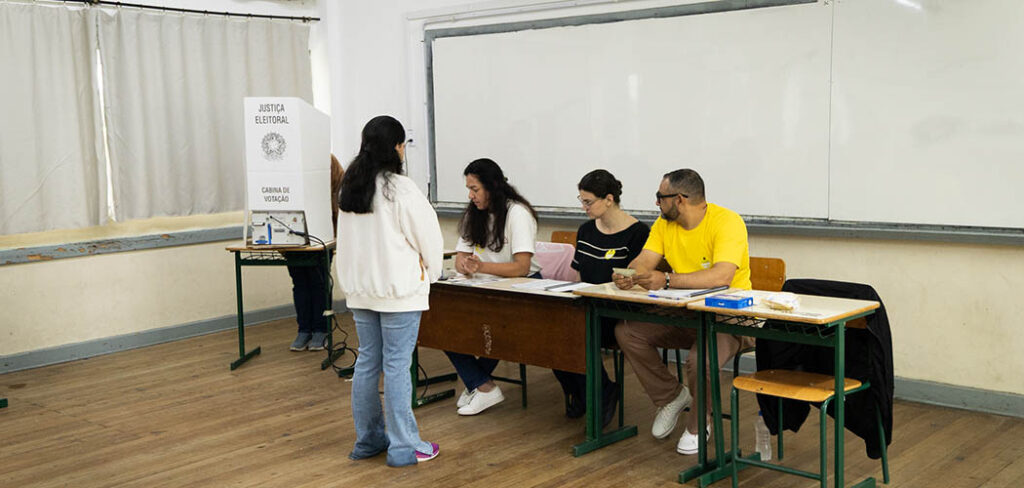 Balanço parcial do TRE-SC aponta substituição de 46 urnas e filas acima de 40 eleitores em 4,17% das seções