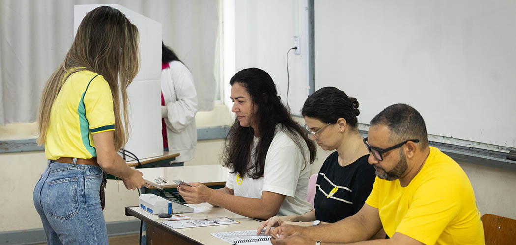 Balanço parcial do TRE-SC aponta substituição de 46 urnas e filas acima de 40 eleitores em 4,17% das seções
